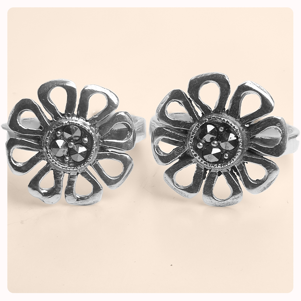 Adjustable Silver Toe Rings with Petal Designs